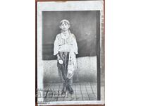 Fetiță cu costum popular