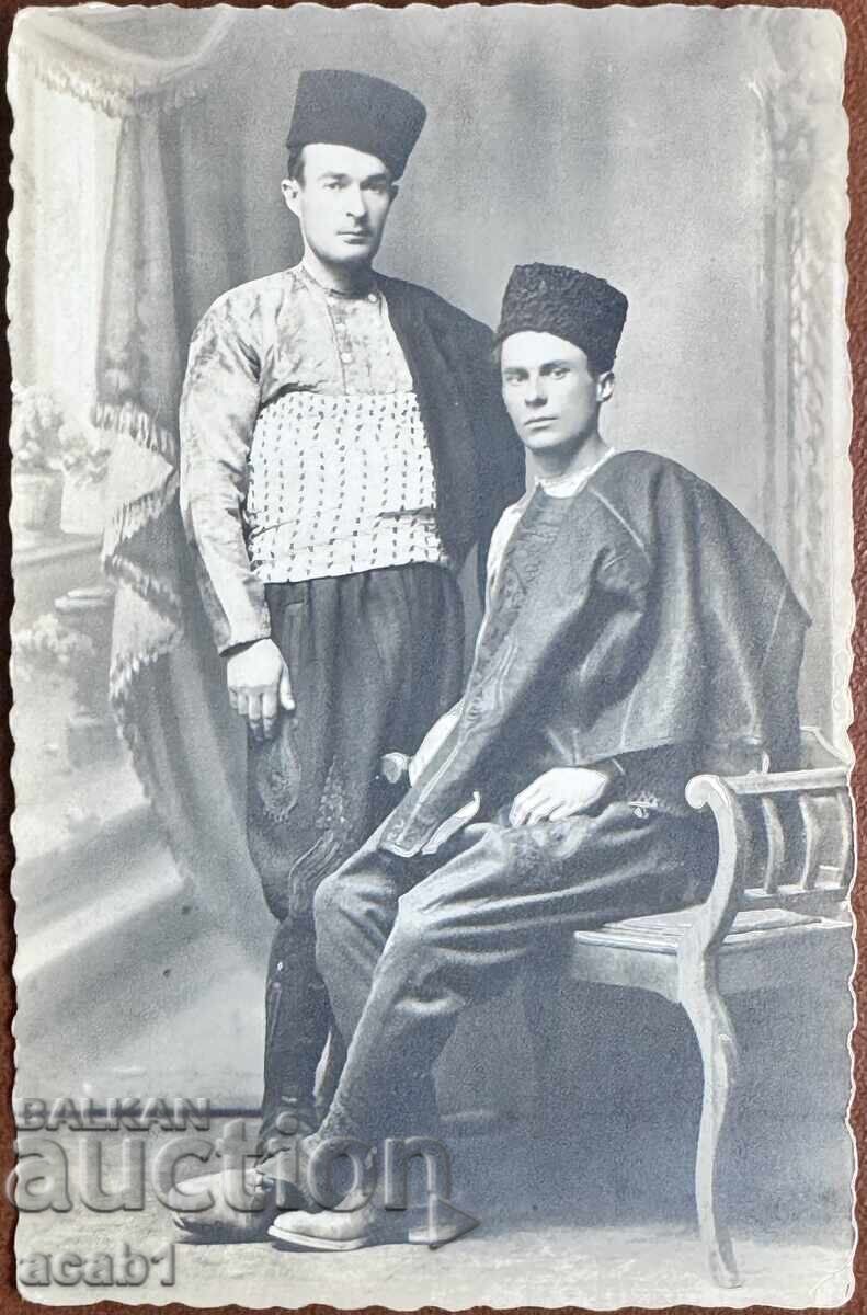 Studio foto din Plovdiv Bărbați în costume populare Studio foto din Plovdiv Bărbați în costume populare