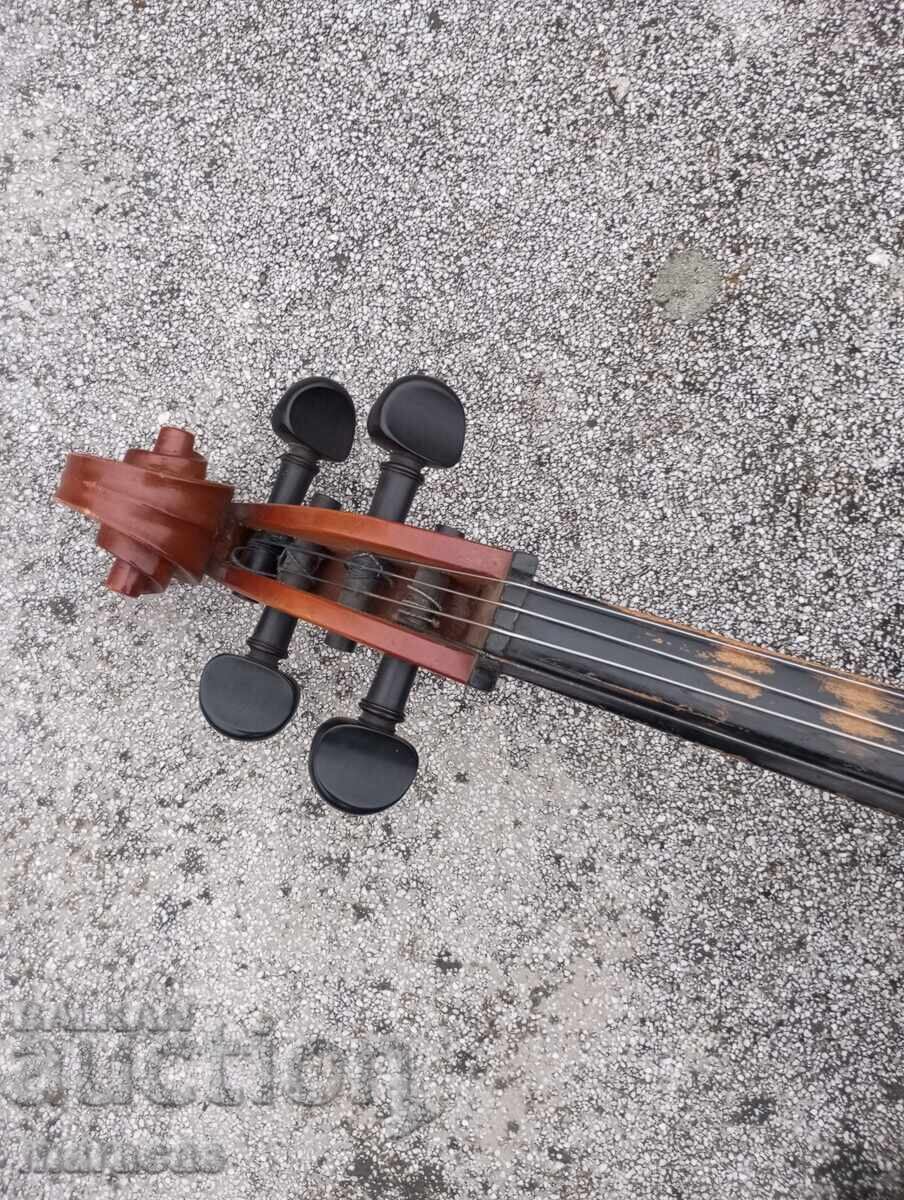 Малък контрабас с цена € 250.00 | 488.96 лв. Малък контрабас с цена € 250.00 | 488.96 лв.