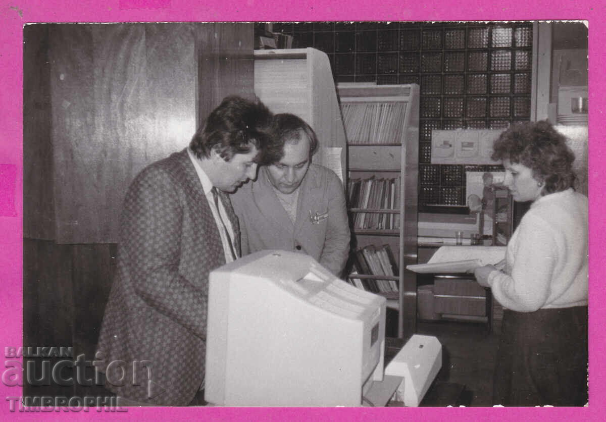 Δημοπρασία C317450 / Φωτογραφία Βουλγαρικού υπολογιστή στο γραφείο Δημοπρασία C317450 / Φωτογραφία Βουλγαρικού υπολογιστή στο γραφείο