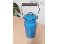 ретро винтидж емайлиран съд за храна