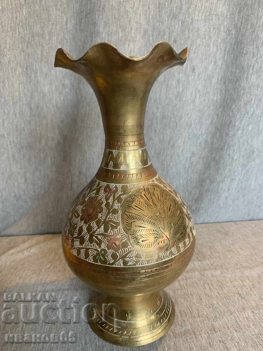 Аукцион бронзова флорална ваза Аукцион бронзова флорална ваза