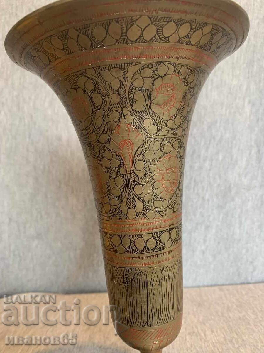 Голяма месингова ваза с цена € 31.00 | 60.63 лв. Голяма месингова ваза с цена € 31.00 | 60.63 лв.