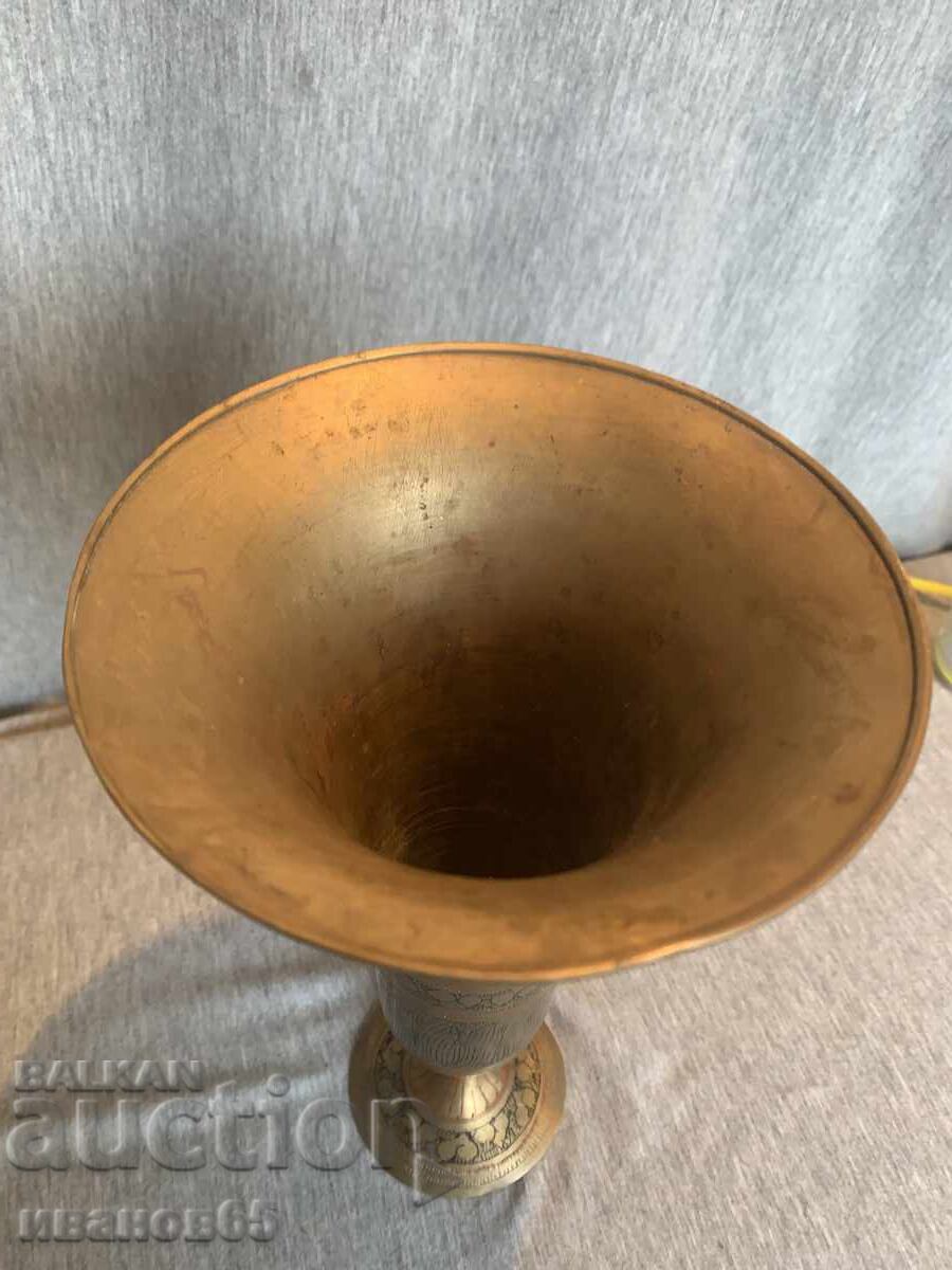 Аукцион Голяма месингова ваза Аукцион Голяма месингова ваза