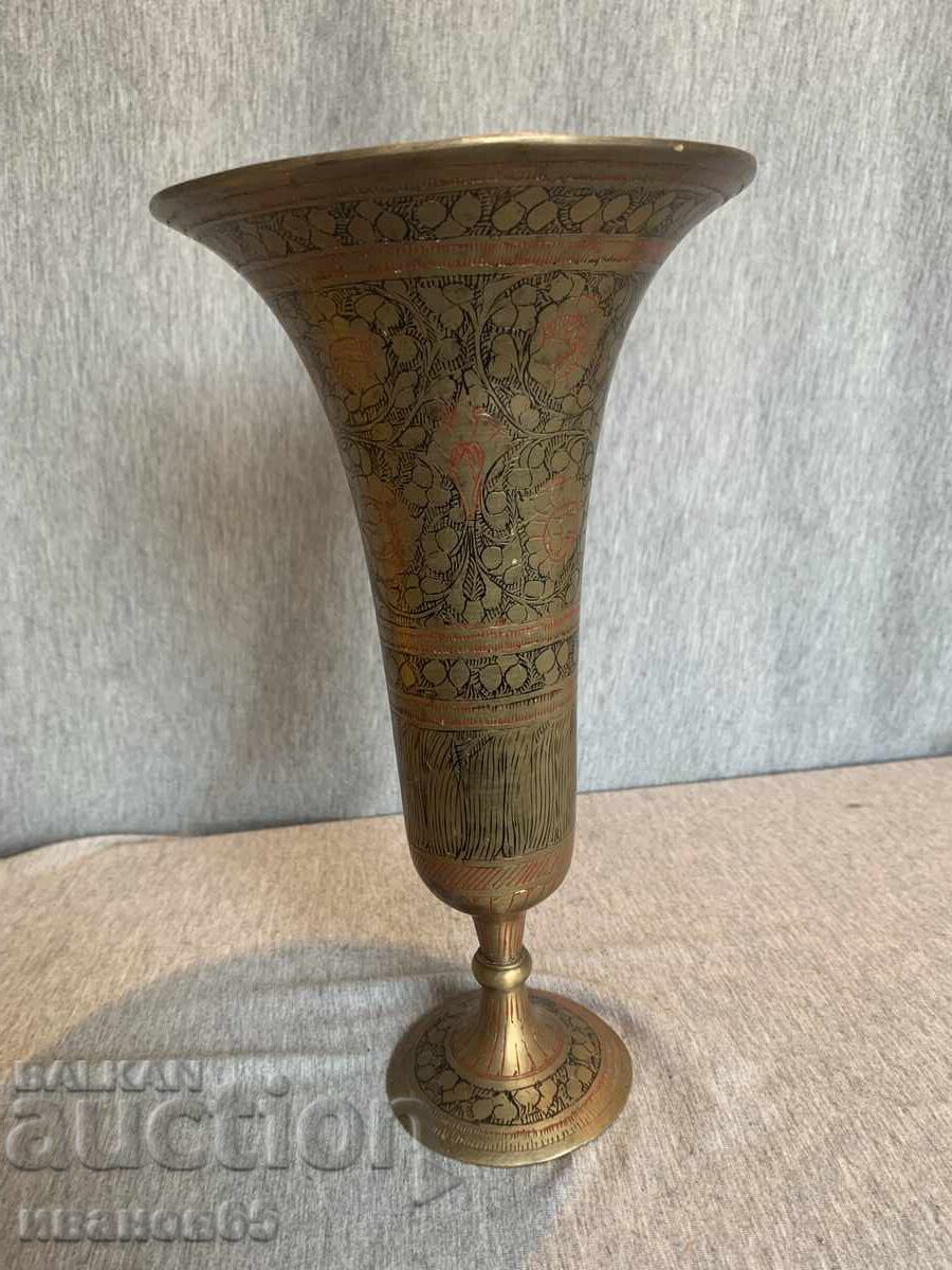 Голяма месингова ваза Голяма месингова ваза