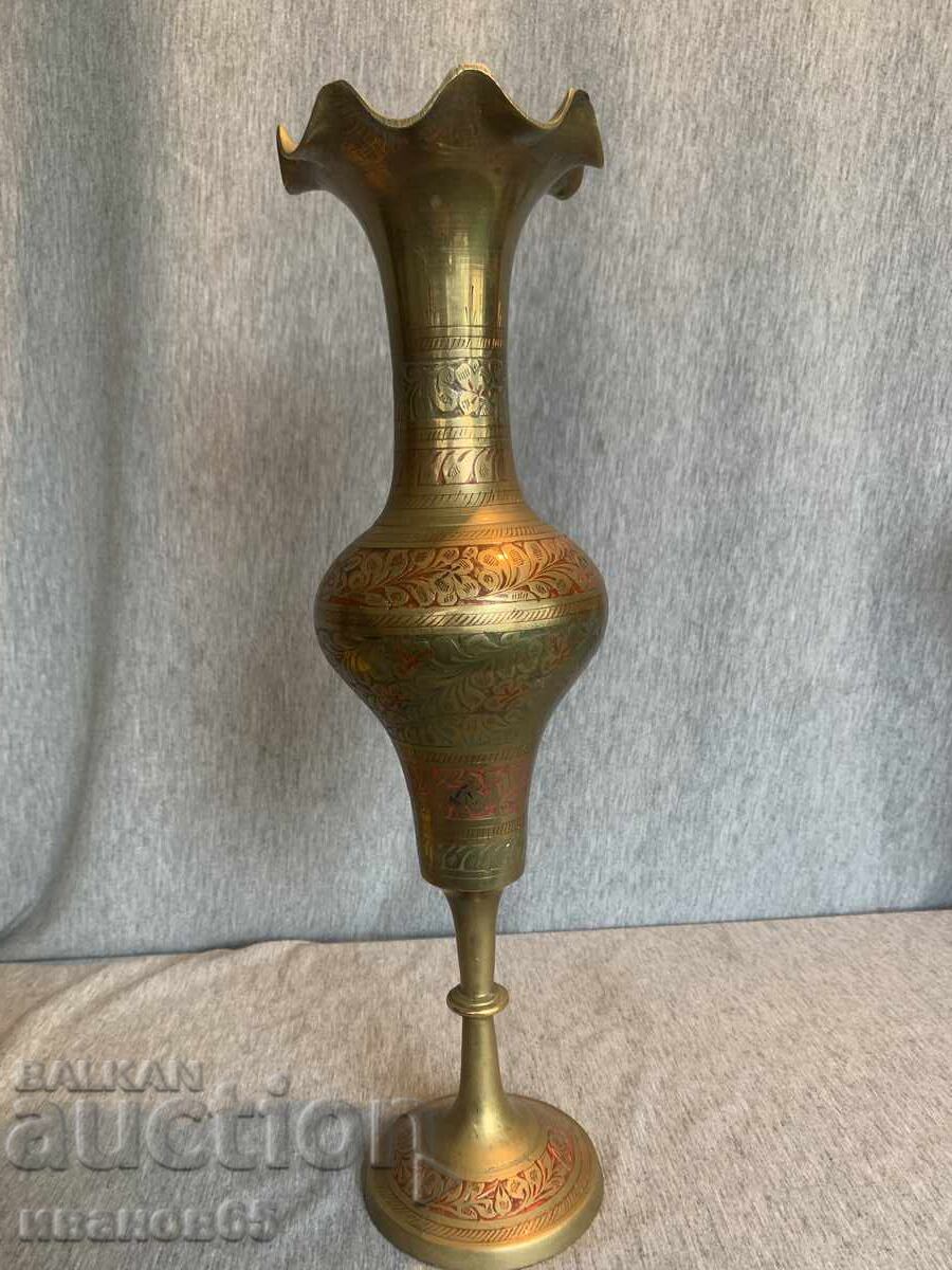 Ваза, месинг и ръчно гравиран емайл, с пиедестал с цена € 36.00 | 70.41 лв. Ваза, месинг и ръчно гравиран емайл, с пиедестал с цена € 36.00 | 70.41 лв.