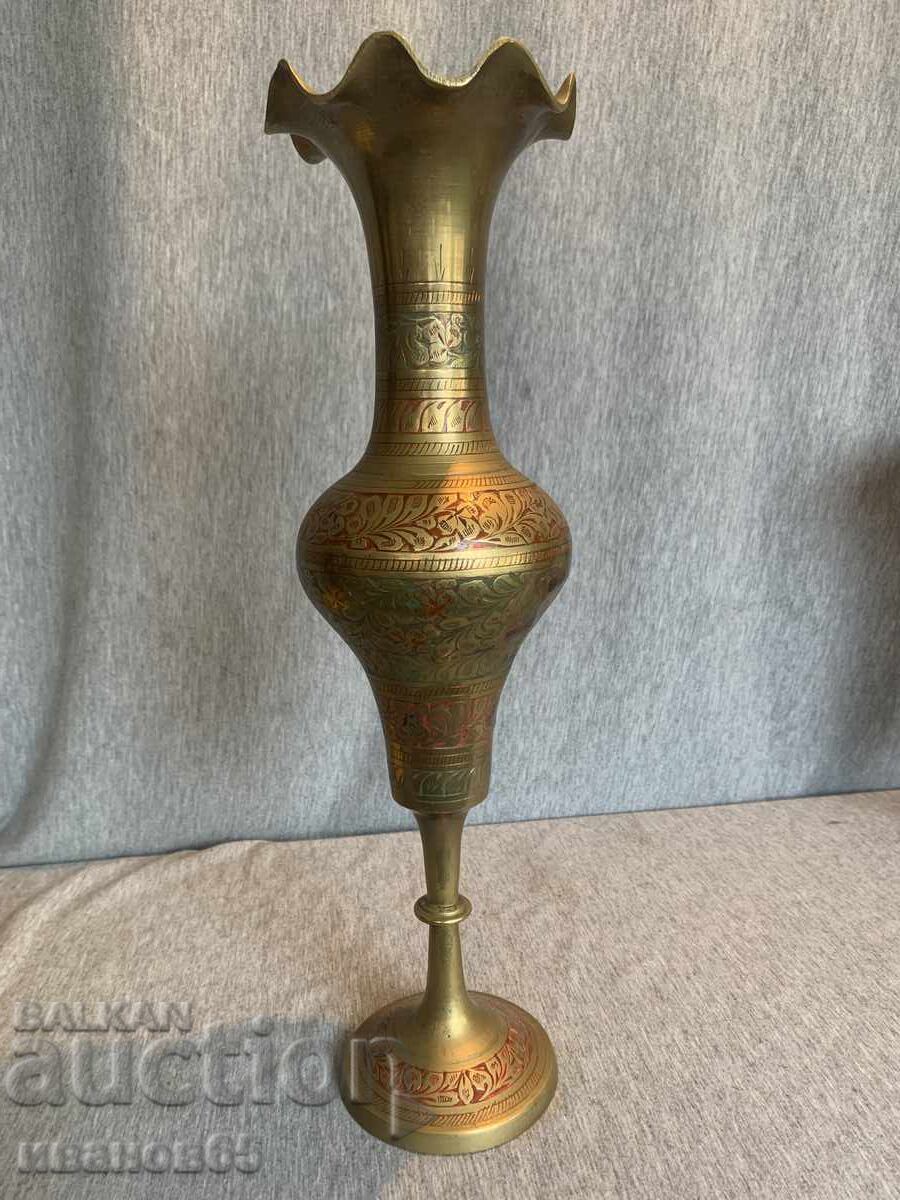 Аукцион Ваза, месинг и ръчно гравиран емайл, с пиедестал Аукцион Ваза, месинг и ръчно гравиран емайл, с пиедестал