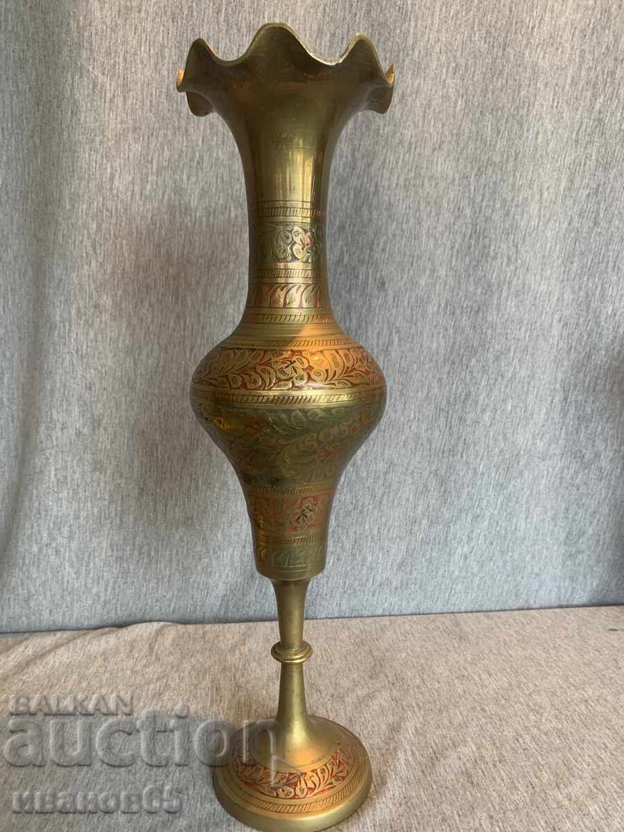Ваза, месинг и ръчно гравиран емайл, с пиедестал Ваза, месинг и ръчно гравиран емайл, с пиедестал