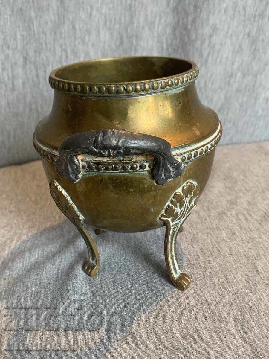 стар месингов съд с цена € 30.00 | 58.67 лв. стар месингов съд с цена € 30.00 | 58.67 лв.