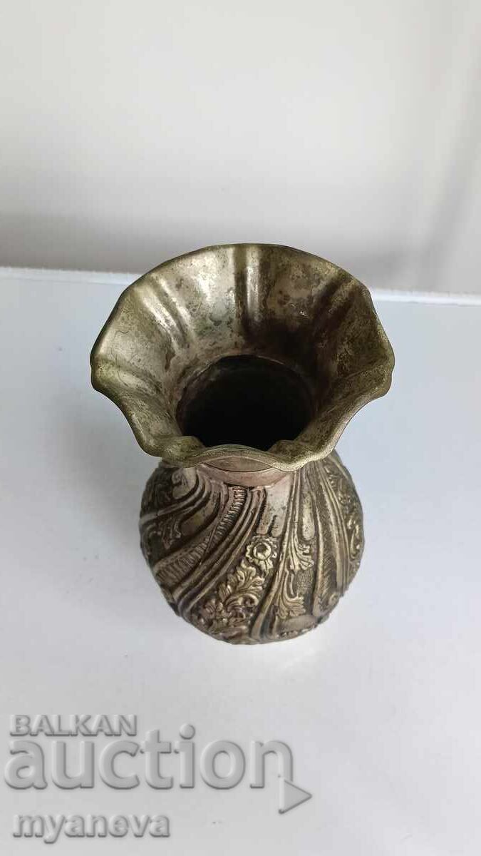 Доставка на Vintage , масивна , метална , посребрена ваза . Доставка на Vintage , масивна , метална , посребрена ваза .