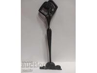 Mica plastică din metal