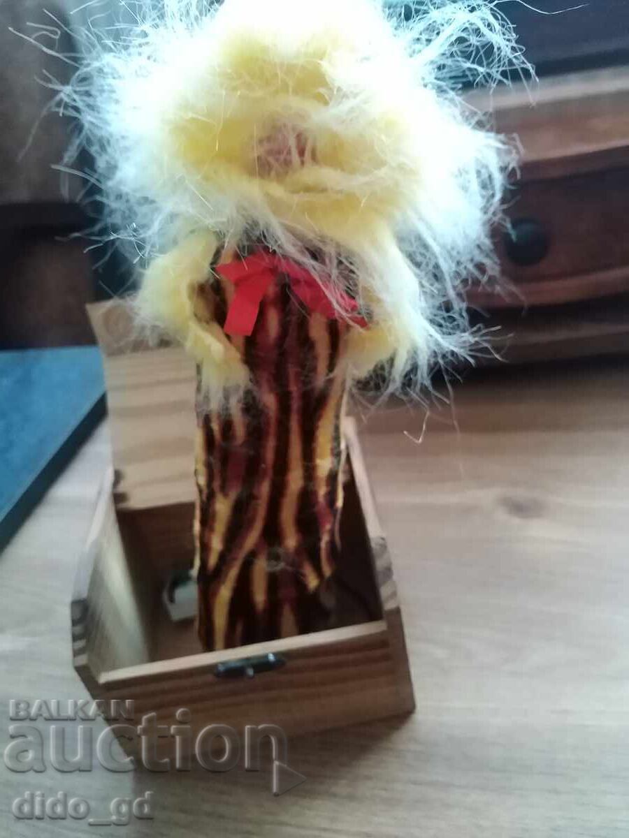 Βάναυσο δώρο έκπληξη σε ξύλινο κουτί