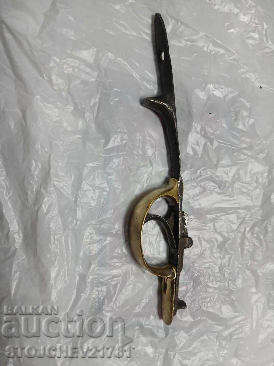 Apărător de declanșare a manivelei