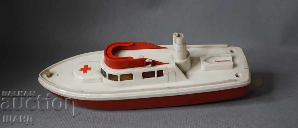 Jucărie veche germană din plastic, model navă Crucea Roșie cu preț € 10.25 | 20.05 BGN