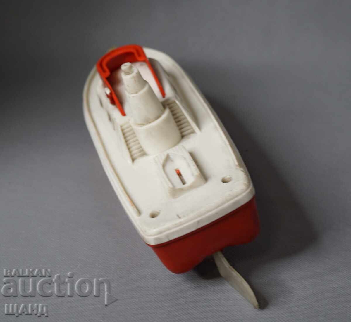 Livrarea Jucărie veche germană din plastic, model navă Crucea Roșie