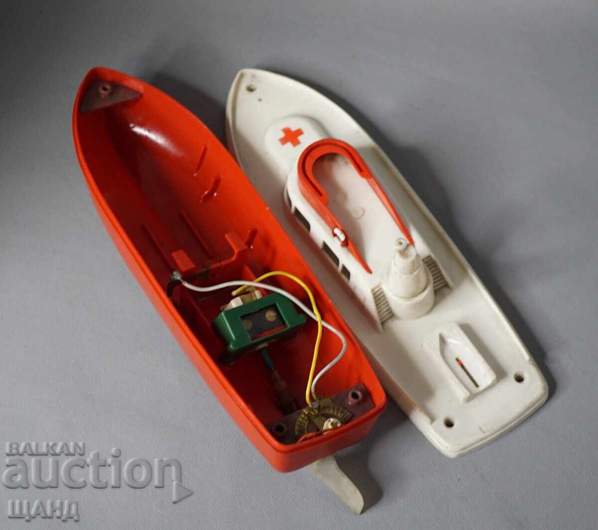 Jucărie veche germană din plastic, model navă Crucea Roșie - 6