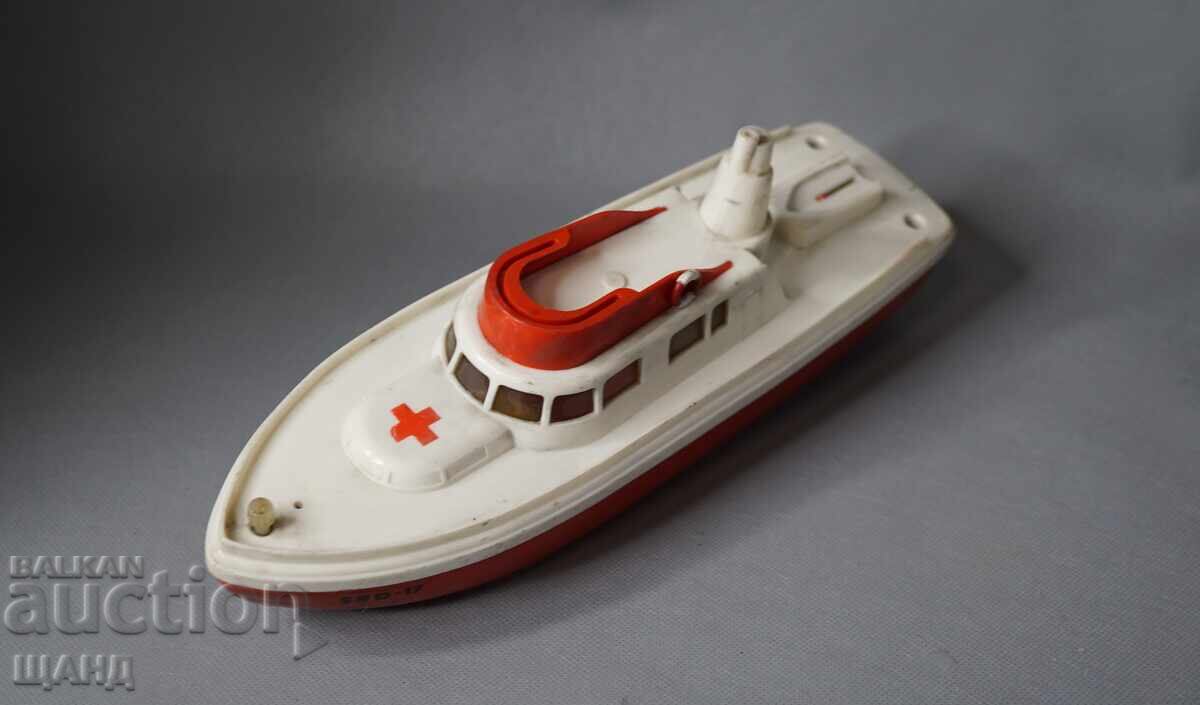 Jucărie veche germană din plastic, model navă Crucea Roșie