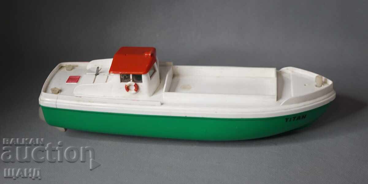 Vechiă Jucărie de Plastic Germană Model Navă Vapor Barca cu preț € 10.25 | 20.05 BGN