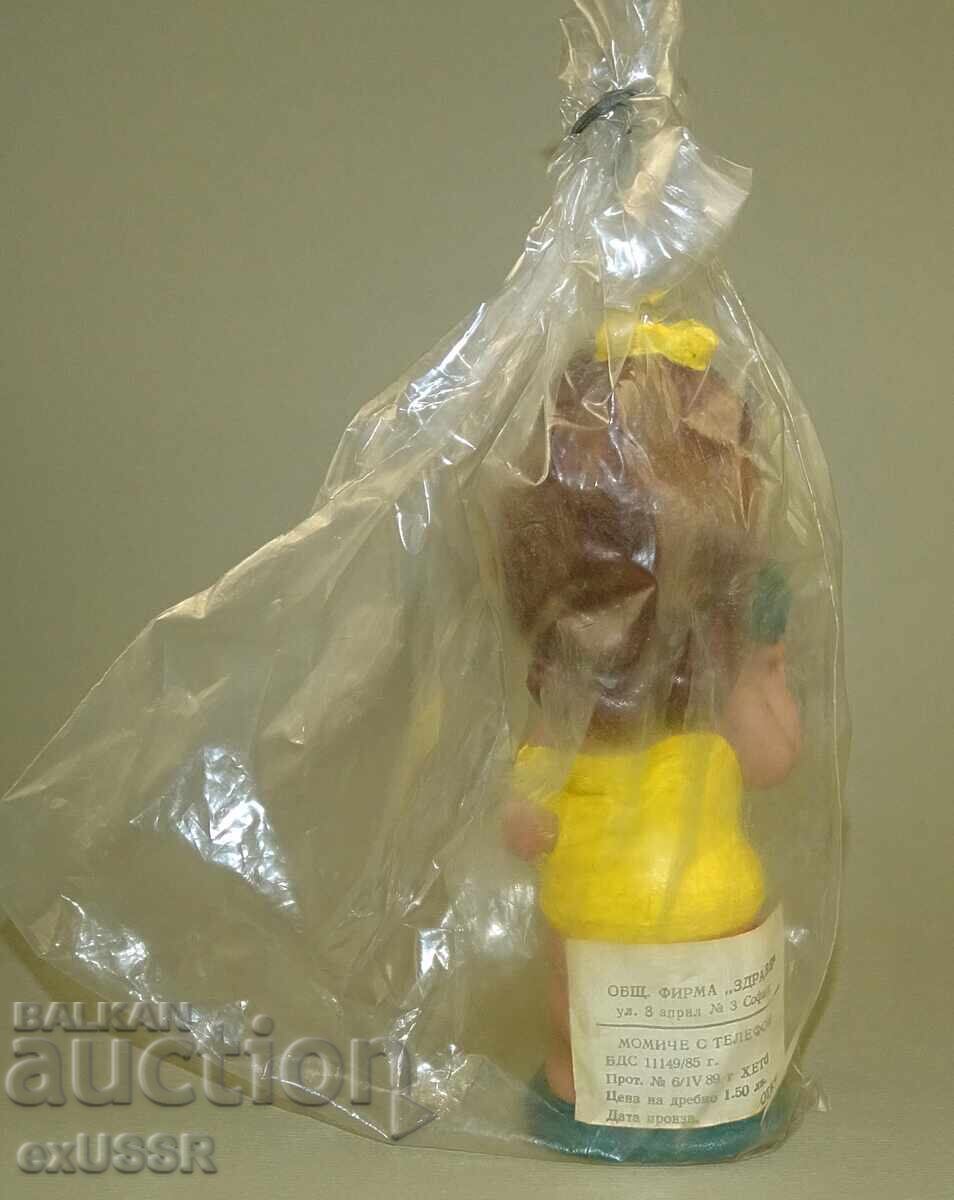 Licitație Jucărie de cauciuc veche, socială, păpușă, nouă, cu etichetă, Fată cu telefon