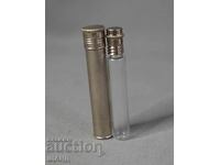 Sticluță veche de parfum din sticlă, muscal, cu recipient metalic