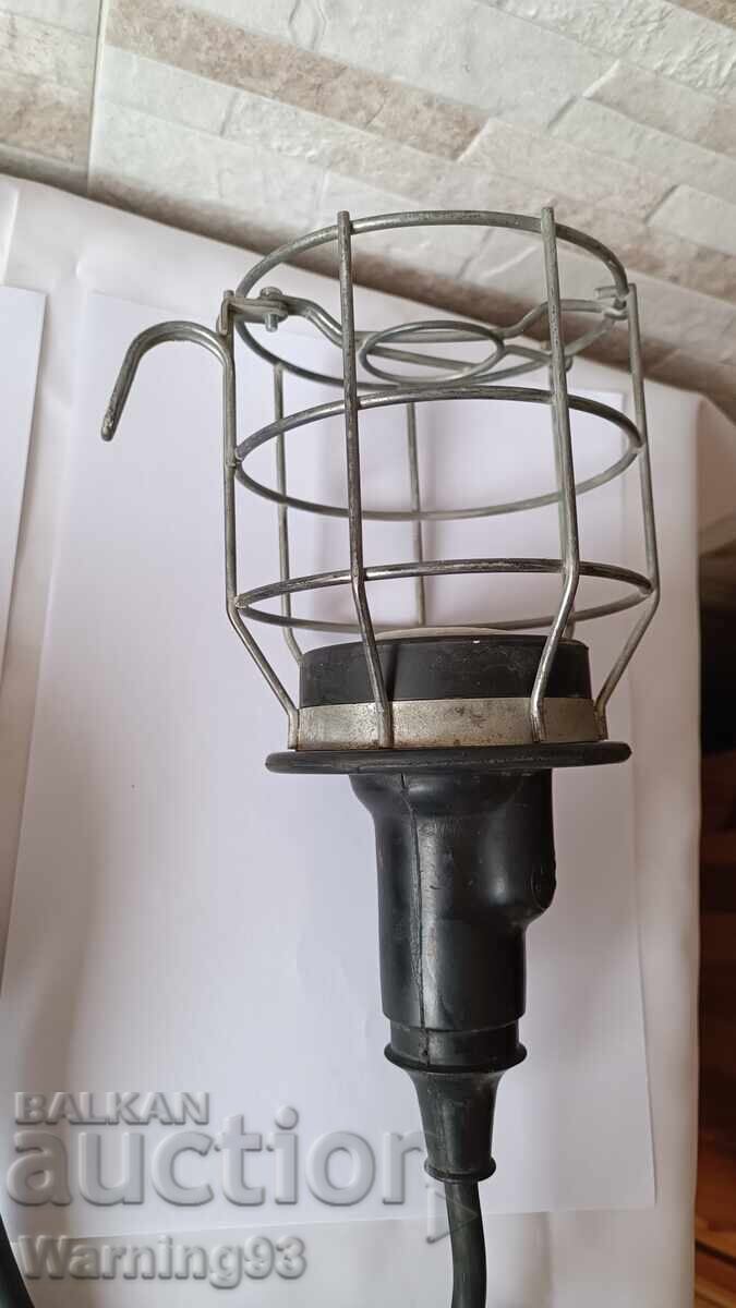 Γερμανικό φορητό φως εργασίας με κουμπί - παλιό μοντέλο με τιμή € 20.00 | 39.12 BGN