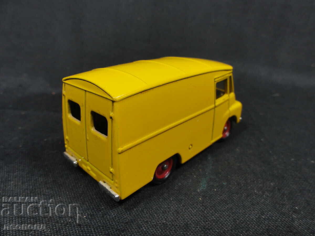 Delivery of OLD RETRO METAL CAR MORRIS LD150 VAN CORGI