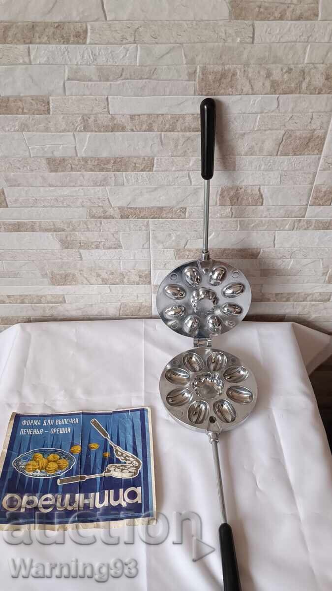 Formă veche pentru dulciuri tip "Nuci" - URSS cu prospect cu preț € 18.00 | 35.20 BGN