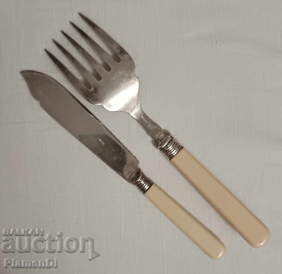 Cuțit și furculiță vechi argintate cu preț € 13.00 | 25.43 BGN