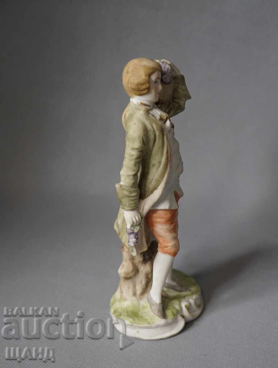 Figurină veche din porțelan, băiat cu flori cu preț € 5.35 | 10.46 BGN Figurină veche din porțelan, băiat cu flori cu preț € 5.35 | 10.46 BGN