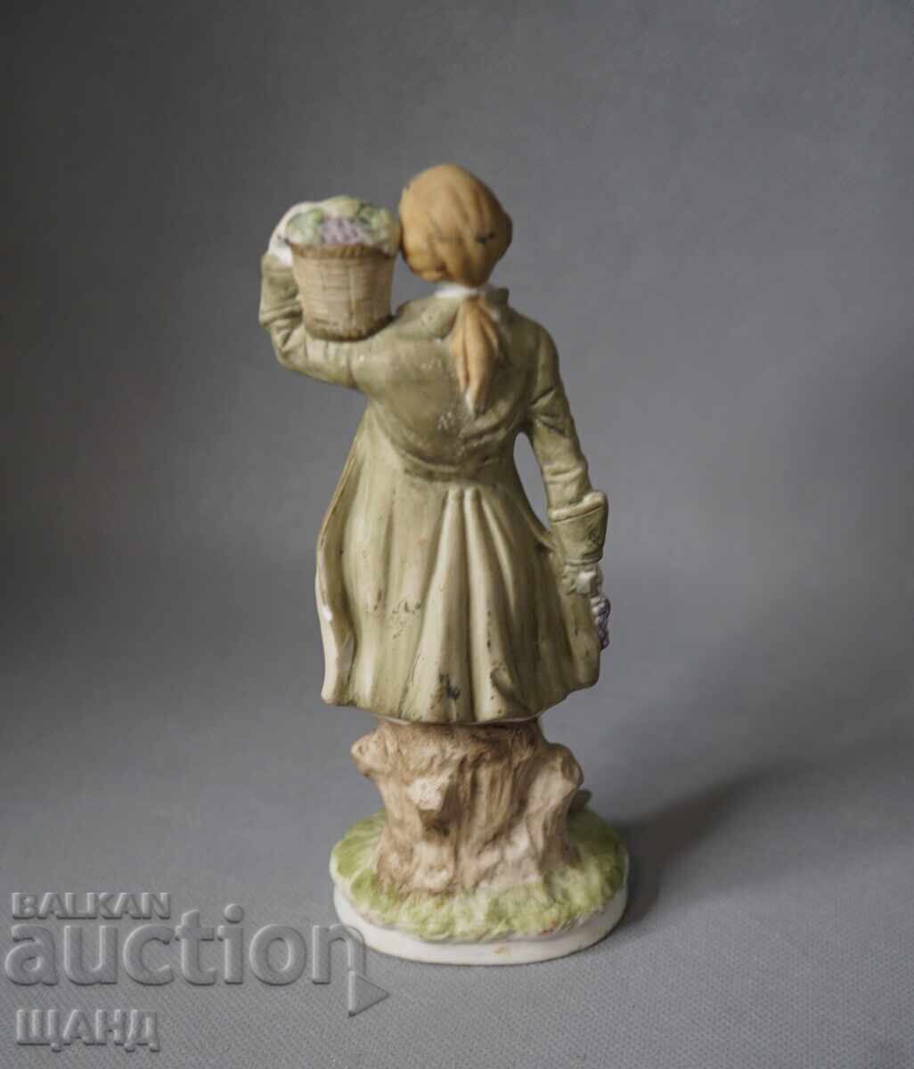 Licitație Figurină veche din porțelan, băiat cu flori Licitație Figurină veche din porțelan, băiat cu flori