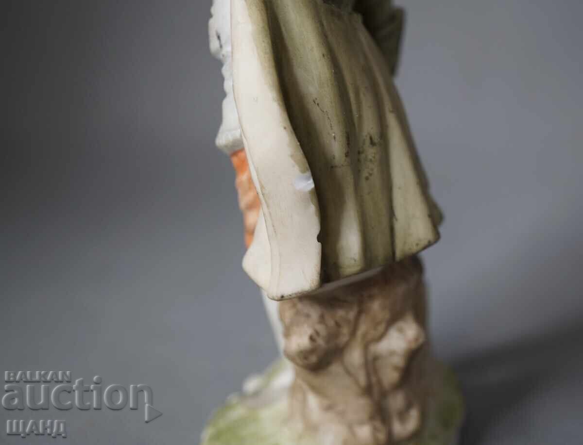 Livrarea Figurină veche din porțelan, băiat cu flori Livrarea Figurină veche din porțelan, băiat cu flori