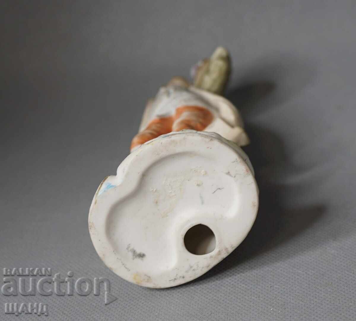 Figurină veche din porțelan, băiat cu flori - 5 Figurină veche din porțelan, băiat cu flori - 5