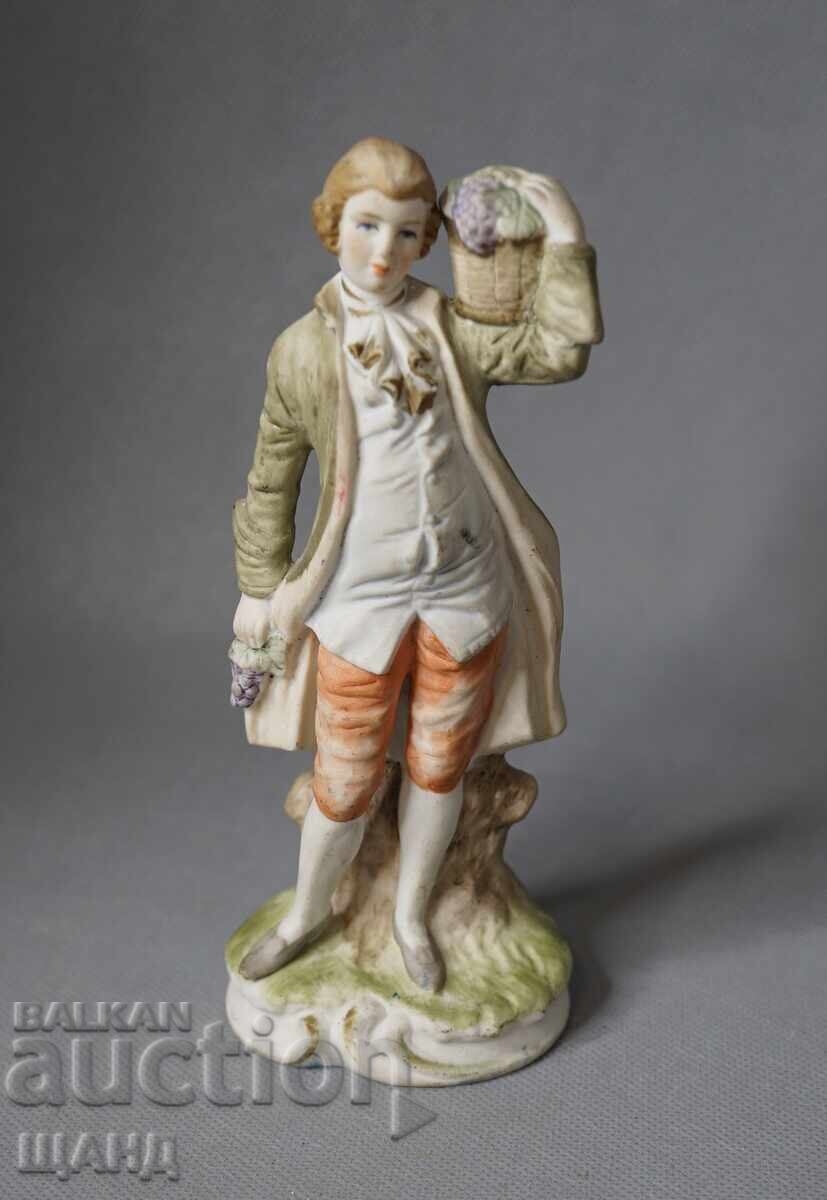 Figurină veche din porțelan, băiat cu flori Figurină veche din porțelan, băiat cu flori