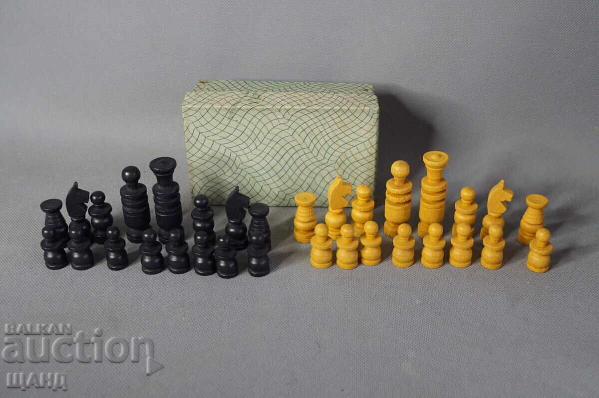 Παλιά ξύλινα πιόνια σκακιού με κουτί