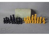 Стари дървени фигури за шах с кутия