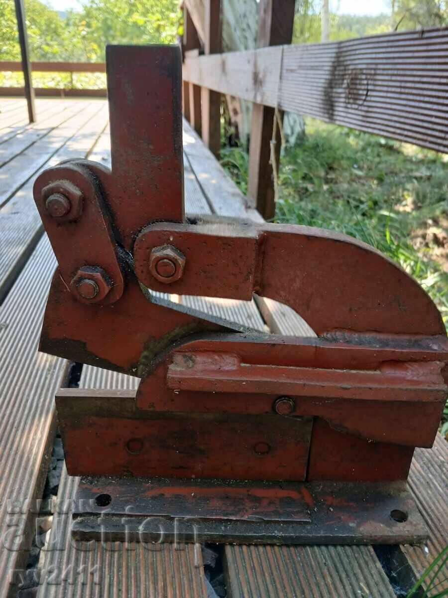 Χειροκίνητη ψαλίδα μοχλού (γκιλοτίνα) για κοπή λαμαρίνας με τιμή € 33.50 | 65.52 BGN Χειροκίνητη ψαλίδα μοχλού (γκιλοτίνα) για κοπή λαμαρίνας με τιμή € 33.50 | 65.52 BGN