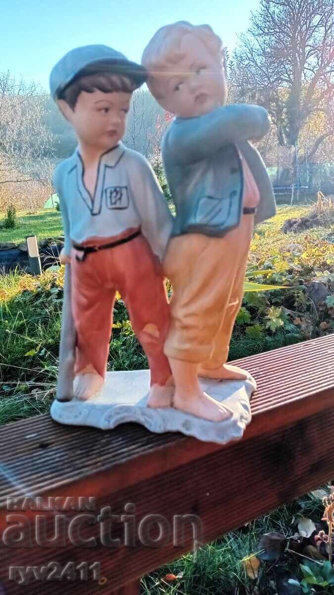 Βίντατζ ρετρό πορσελάνινο αγαλματίδιο 29 εκ. Δύο χούλιγκανς