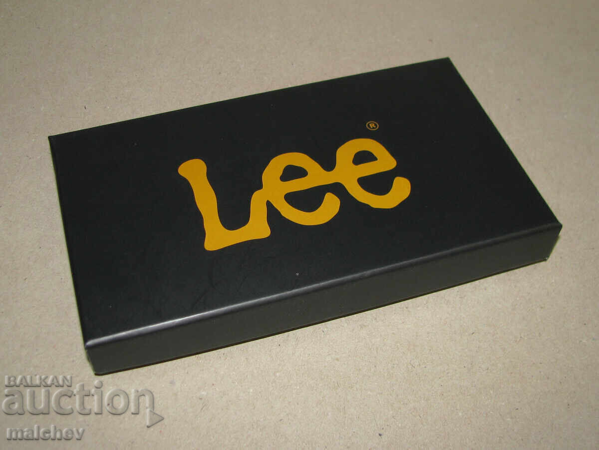 Σετ δερμάτινο πορτοφόλι και μπρελόκ Lee, καινούργιο με τιμή € 11.00 | 21.51 BGN Σετ δερμάτινο πορτοφόλι και μπρελόκ Lee, καινούργιο με τιμή € 11.00 | 21.51 BGN