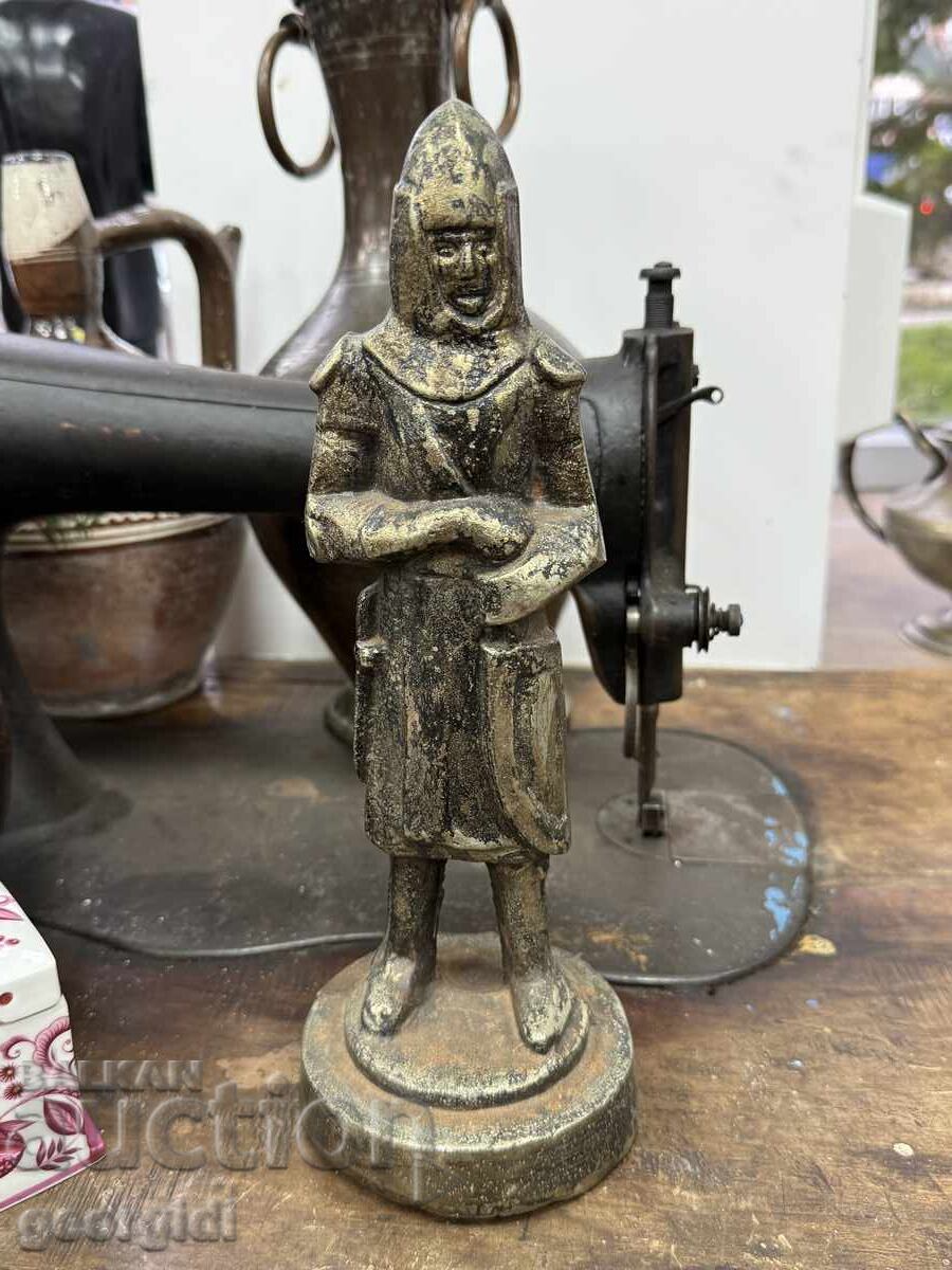 Auction Massive metal figure of a knight / warrior. No. 7807 Auction Massive metal figure of a knight / warrior. No. 7807