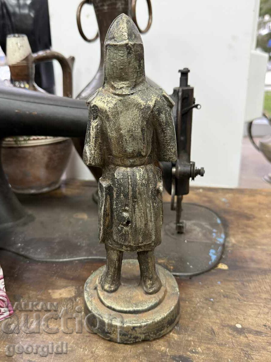 Massive metal figure of a knight / warrior. No. 7807 - 5 Massive metal figure of a knight / warrior. No. 7807 - 5