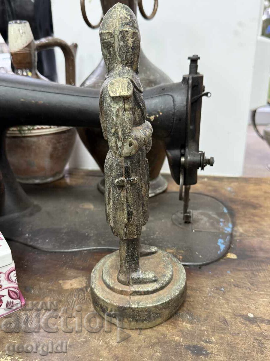 Massive metal figure of a knight / warrior. No. 7807 - 6 Massive metal figure of a knight / warrior. No. 7807 - 6