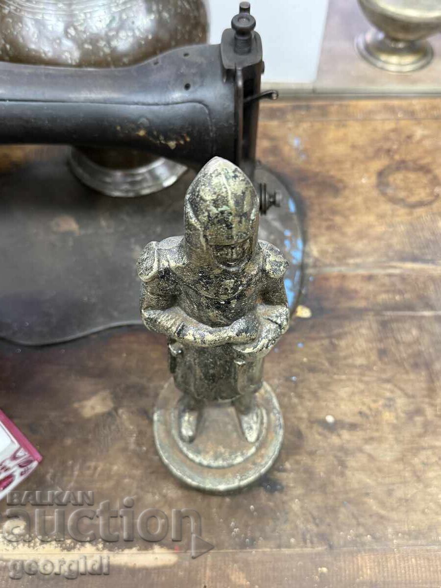 Massive metal figure of a knight / warrior. No. 7807 - 7 Massive metal figure of a knight / warrior. No. 7807 - 7