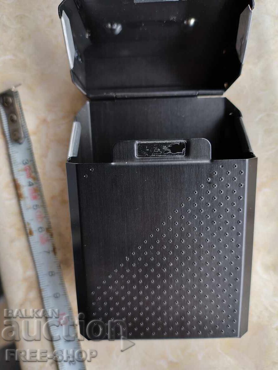 Αχρησιμοποίητη μεταλλική ταμπακέρα με τιμή € 5.00 | 9.78 BGN Αχρησιμοποίητη μεταλλική ταμπακέρα με τιμή € 5.00 | 9.78 BGN