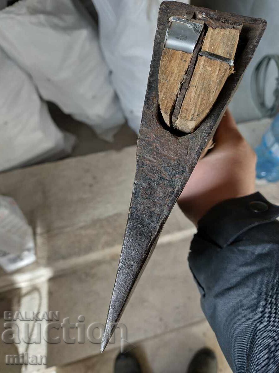 Topor vechi material Terna V.T cu preț € 30.00 | 58.67 BGN