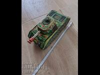 Стар  ламаринен танк