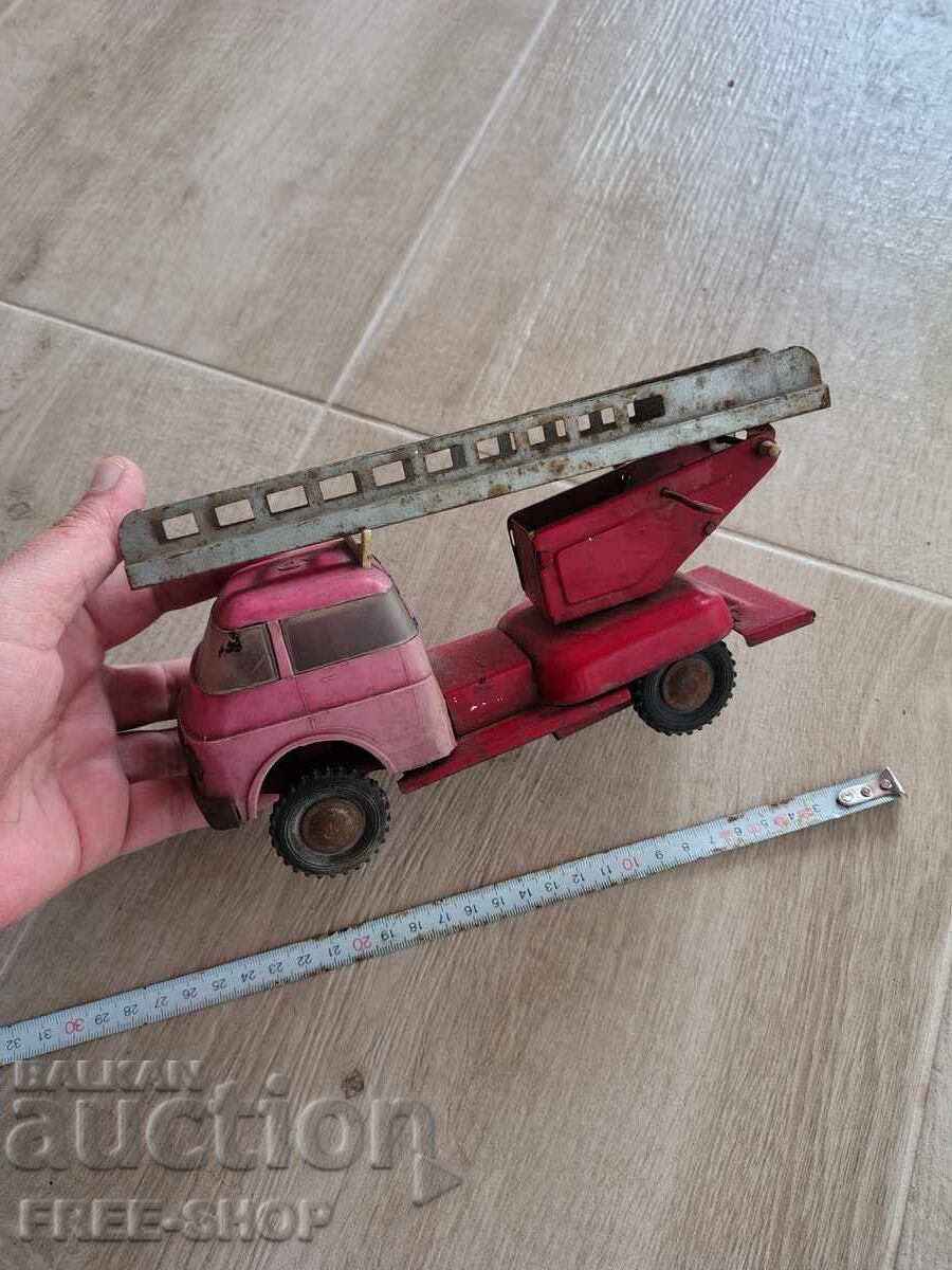 O jucărie veche de tablă