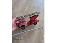 Ένα παλιό τσίγκινο παιχνίδι