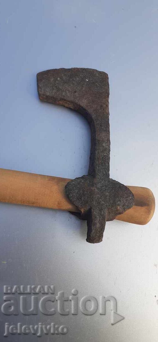 Стара османска брадва с цена € 100.00 | 195.58 лв. Стара османска брадва с цена € 100.00 | 195.58 лв.