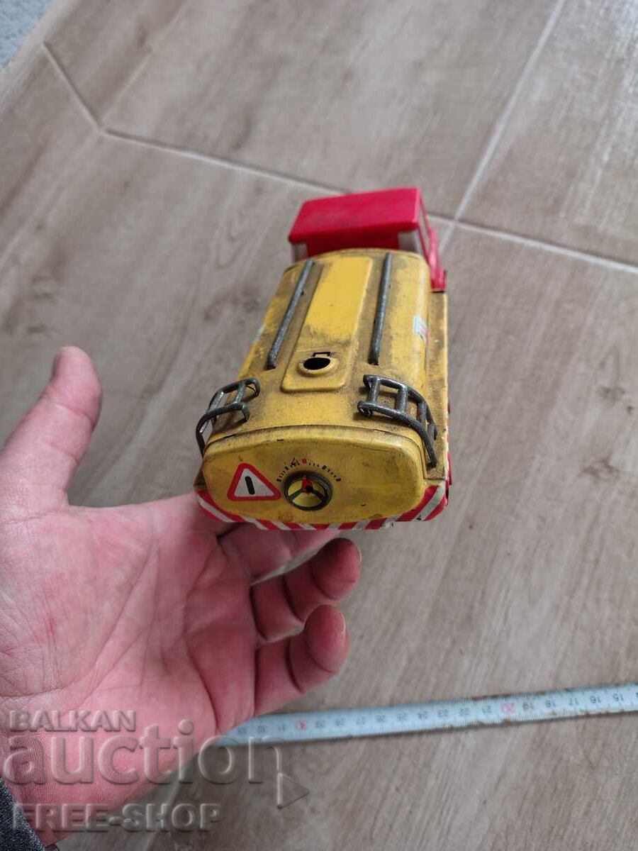 Livrarea O jucărie veche de tablă