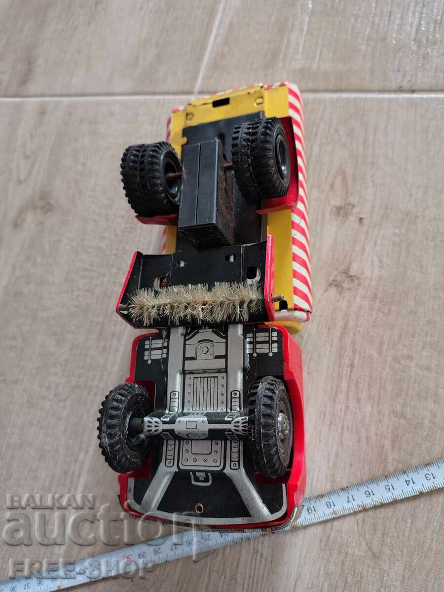 O jucărie veche de tablă - 5